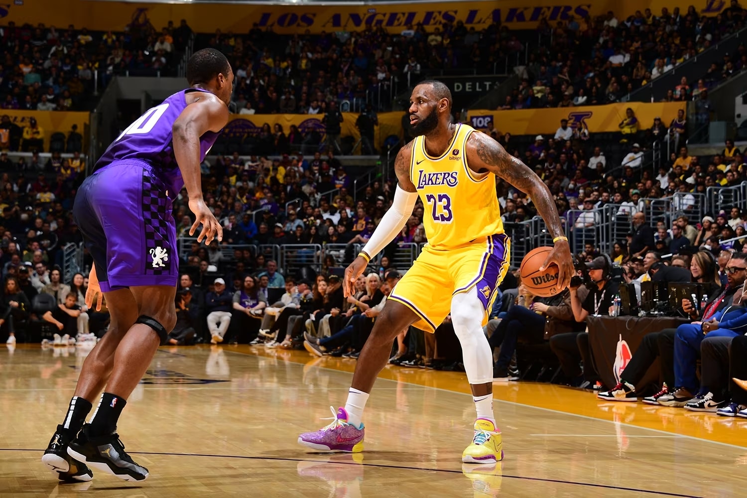 LEBRON JAMES PREPARA UN LANZAMIENTO EN EL JUEGO DE LAKERS ANTE PISTONS