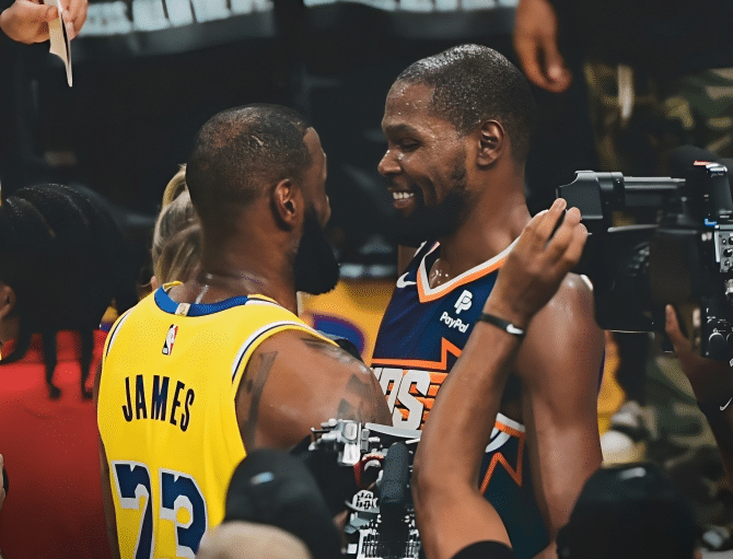 LEBRON JAMES DE LAKERS A LA IZQUIERDA Y KEVIN DURANT DE SUNS A LA DERECHA, SE SALUDAN LUEGO DE UN JUEGO