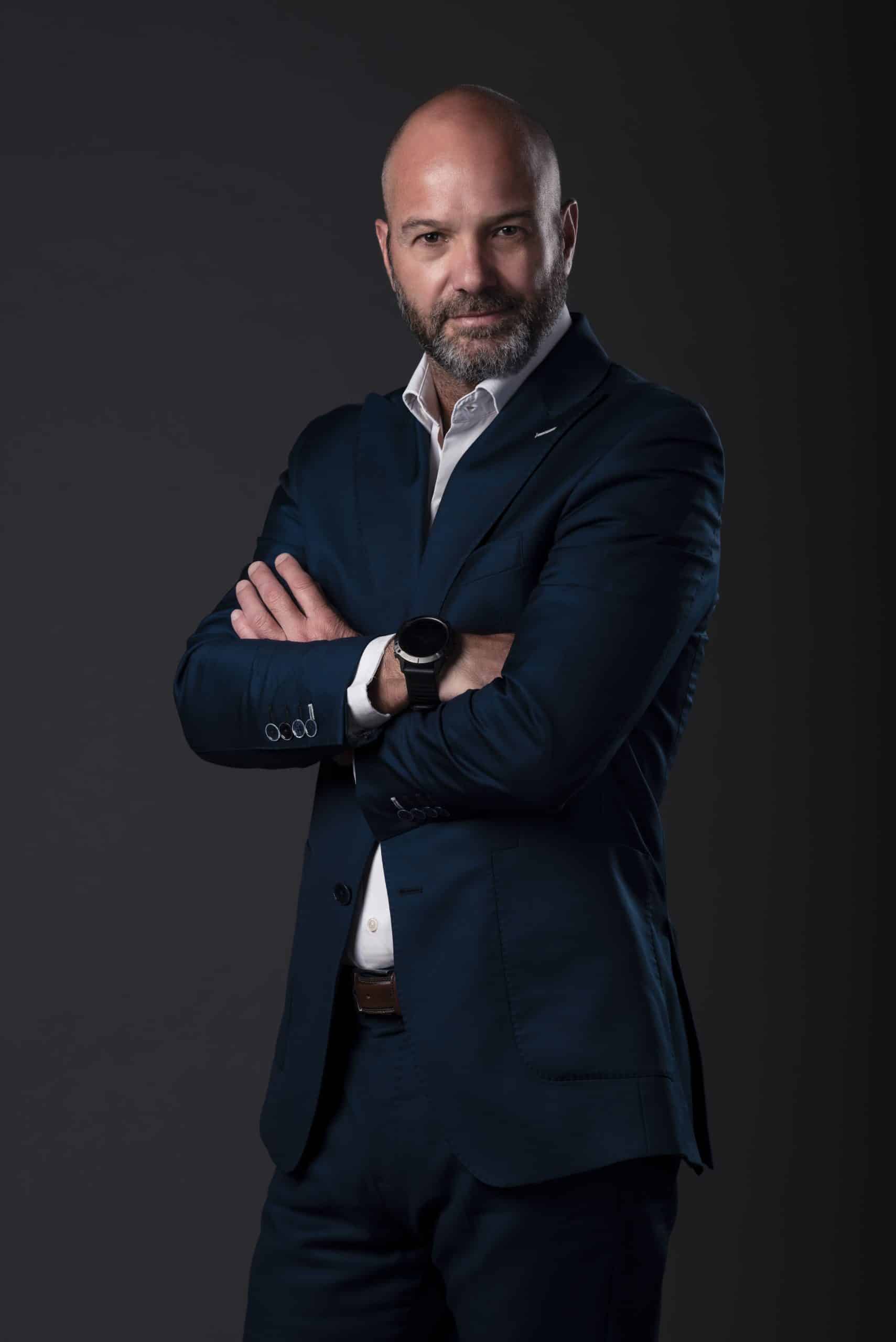 Luis García posa para una foto previo a un juego de la Liga MX.