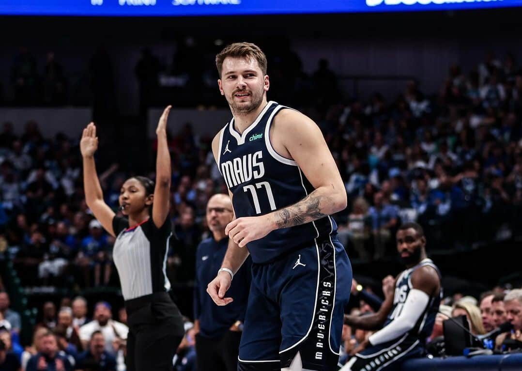 LUKA DONCIC DE LOS DALLAS MAVERICKS DE LA NBA