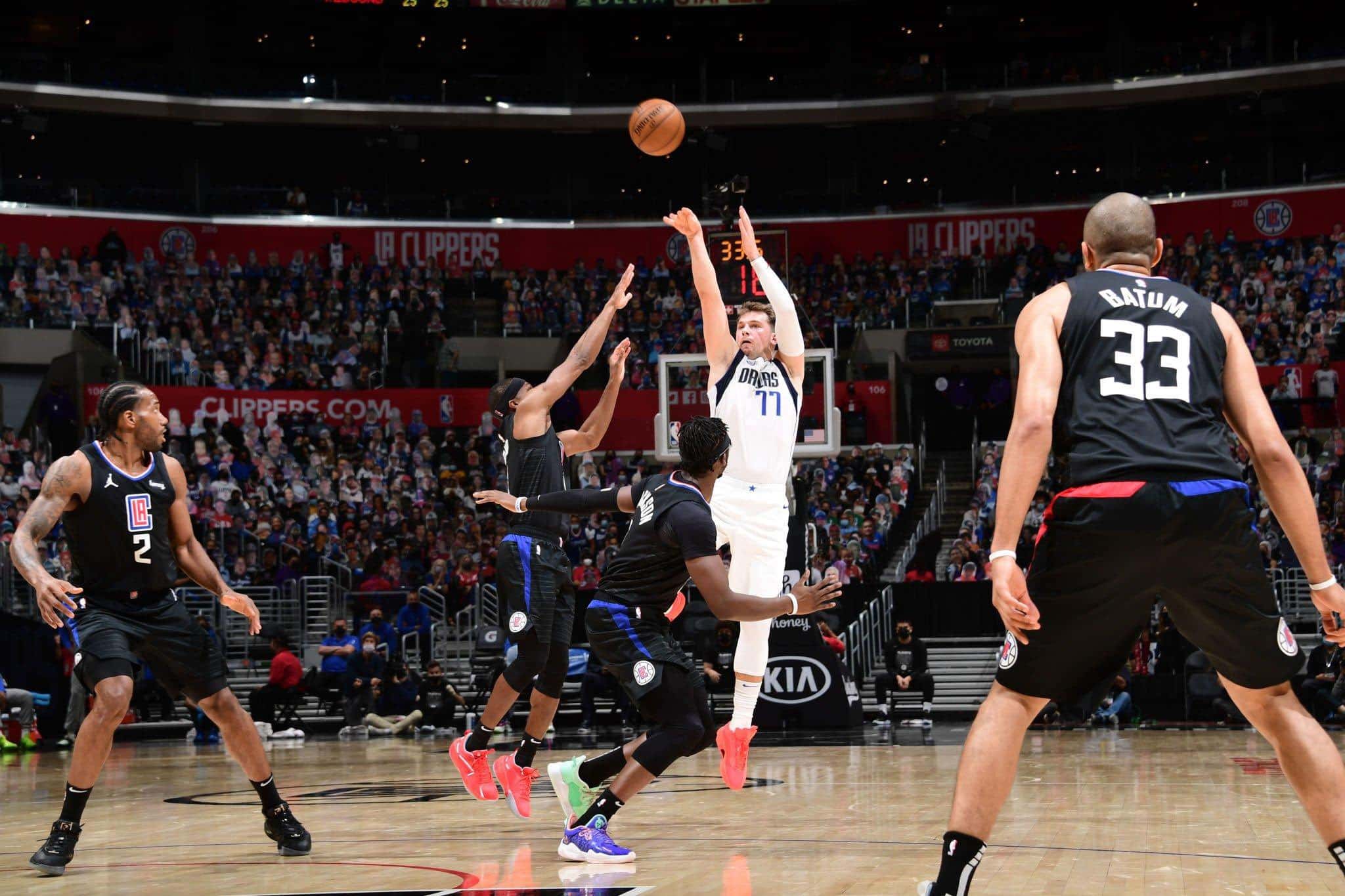 LUKA DONCIC HACIENDO UN TIRO EN UN PARTIDO ENTRE DALLAS Y CLIPPERS DEL PASADO
