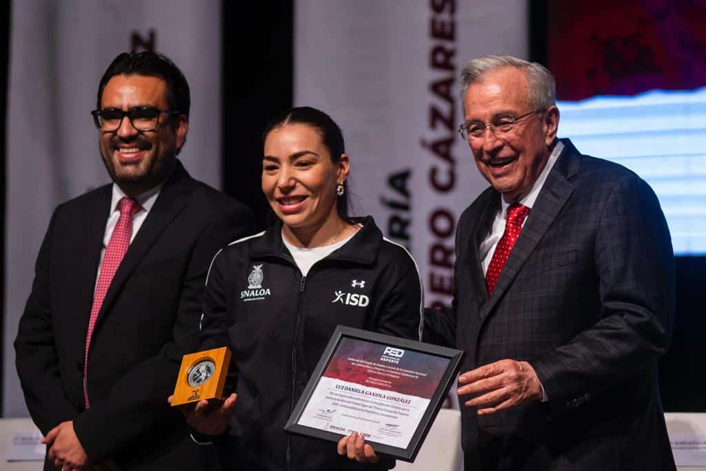 LUZ DANIELA GAXIOLA RECIBE SU RECONOCIMIENTO DE MANOS DEL GOBERNADO DE SINALOA RUBÉN ROCHA MOYA