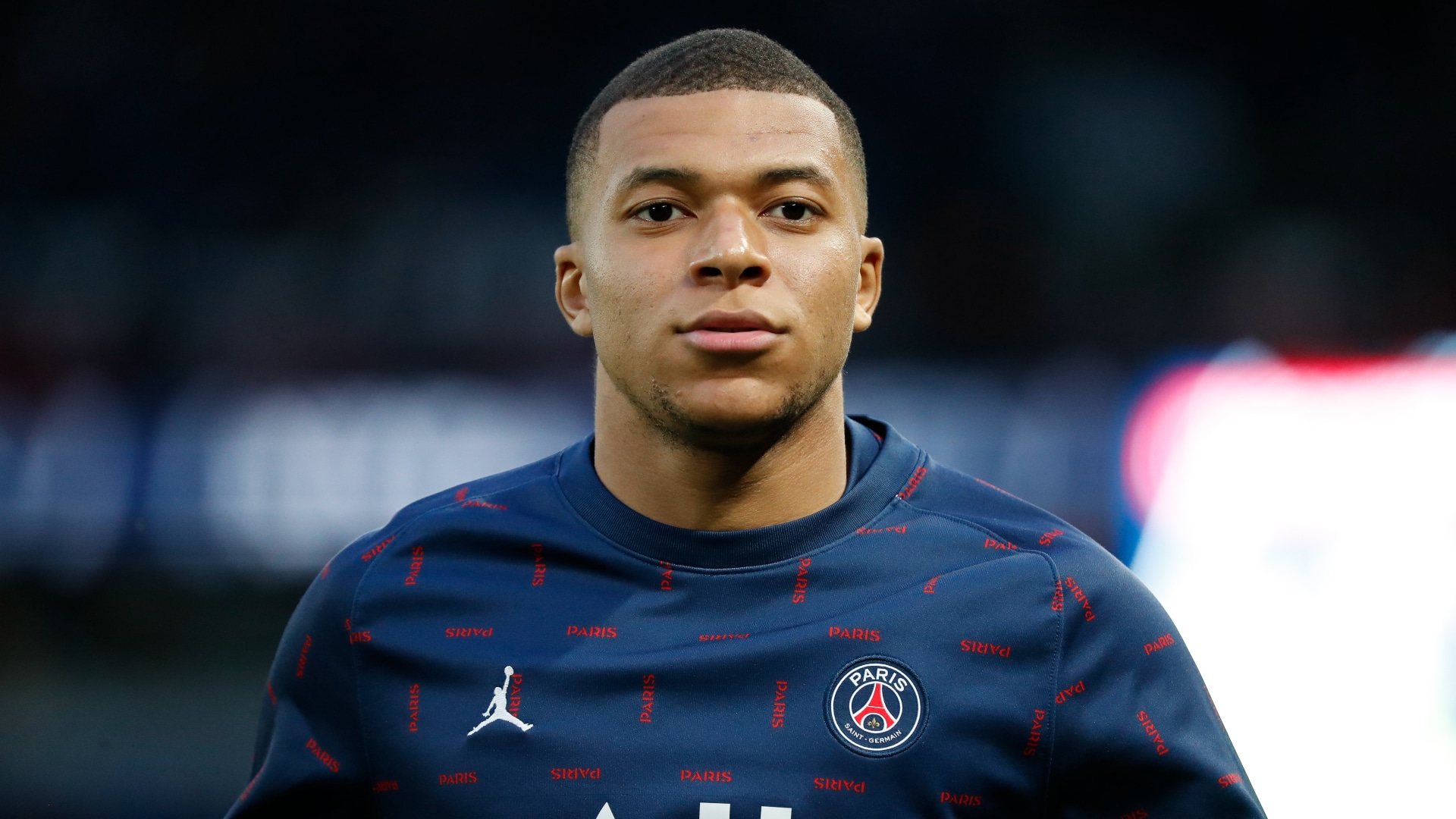 Mbappe listo para el juego.