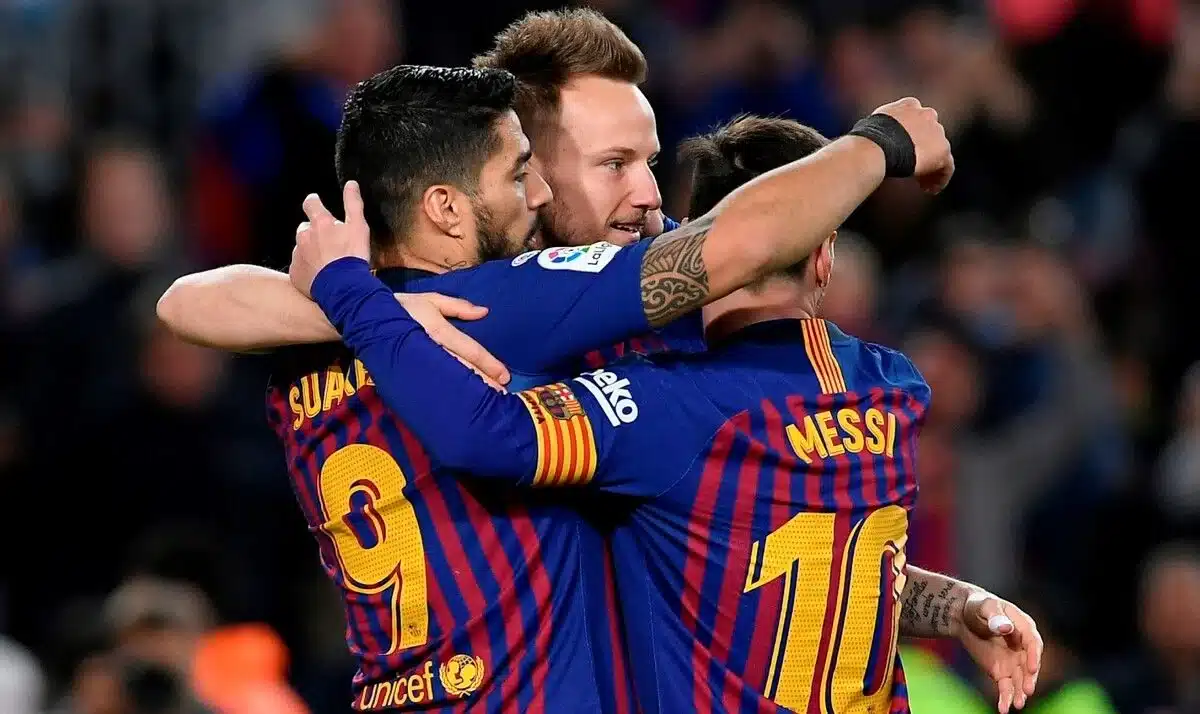 Messi, Suarez y Rakitic abrazados al festejar un gol
