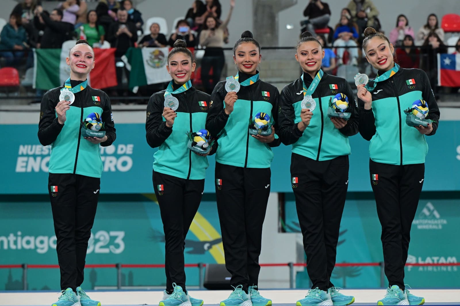 EL EQUIPO MEXICANO DE GIMNASIA RÍTMICA EN EL PODIO TRAS RECIBIR LA MEDALLA DE PLATA