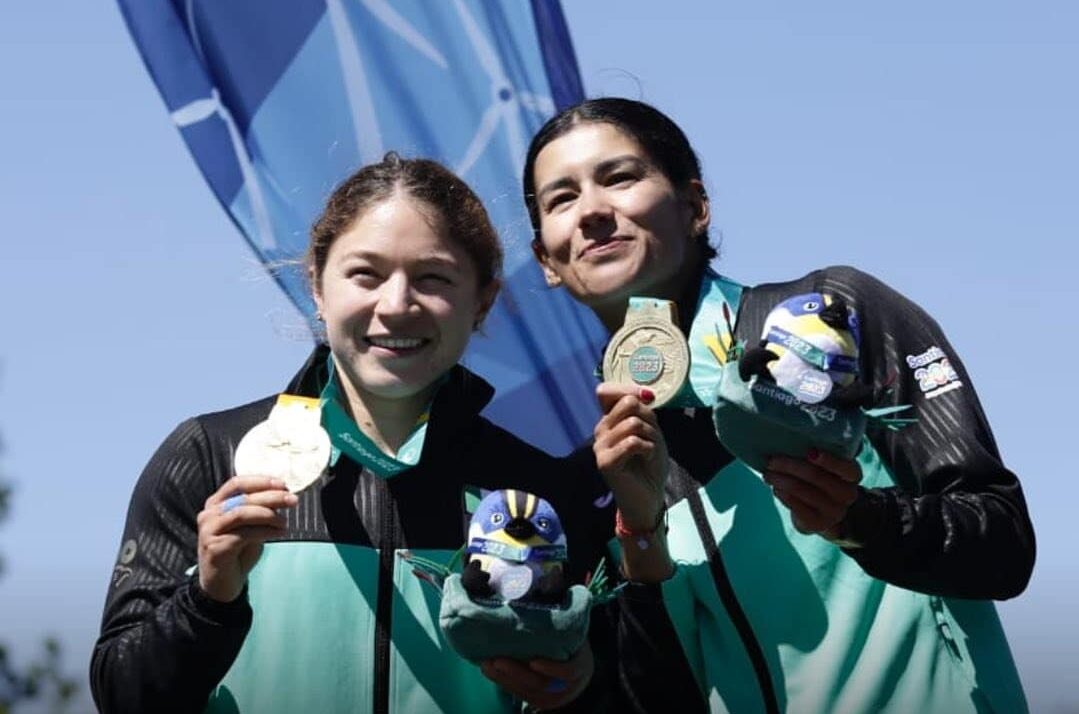 KARINA ALANIS Y BEATRIZ BRIONES POSAN PARA LA FOTO CON SU MEDALLA DE ORO