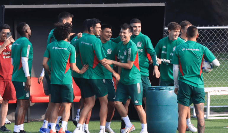 JUGADORES MEXICANOS BORMEAN PREVIO EL INIIO DE TRABAJO