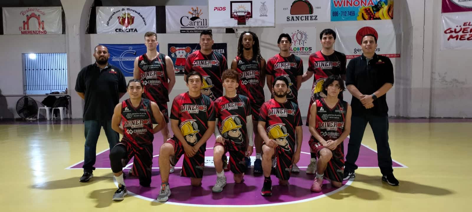 MINEROS DE COSALÁ POSAN PARA LA FOTO ANTES DEL PARTIDO ANTE FOHR