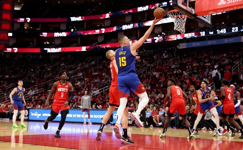 NIKOLA JOKICHACE UNA ANOTACIÓN ANTE LOS ROCKETS PARA LOS NUGGETS