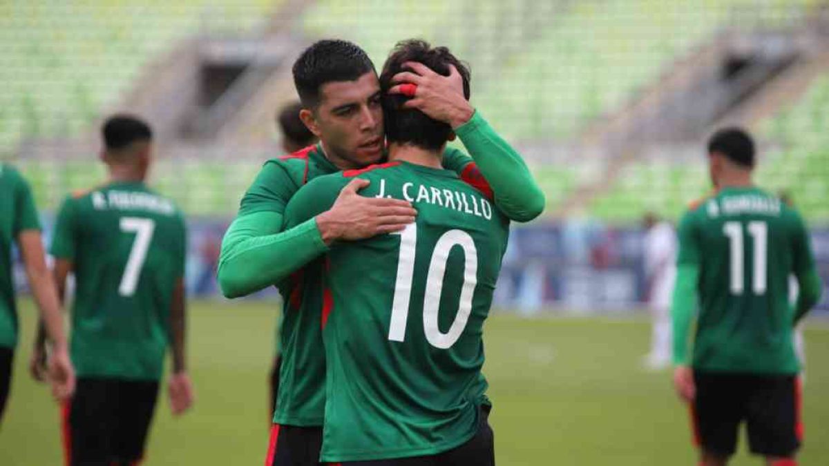 Lira y Carrillo abrazándose tras anotación