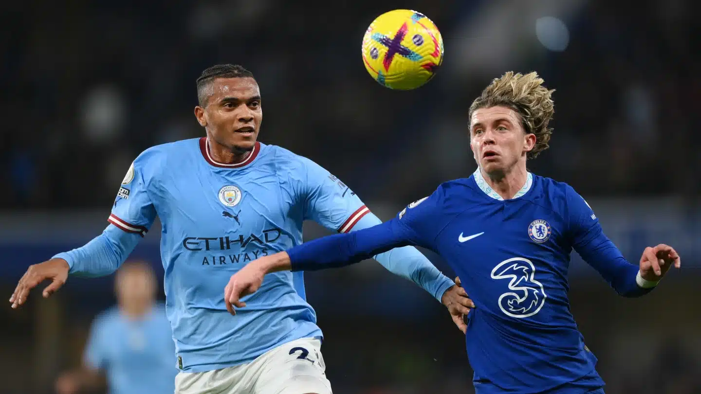 Akanji y Gallagher disputando un balón aéreo