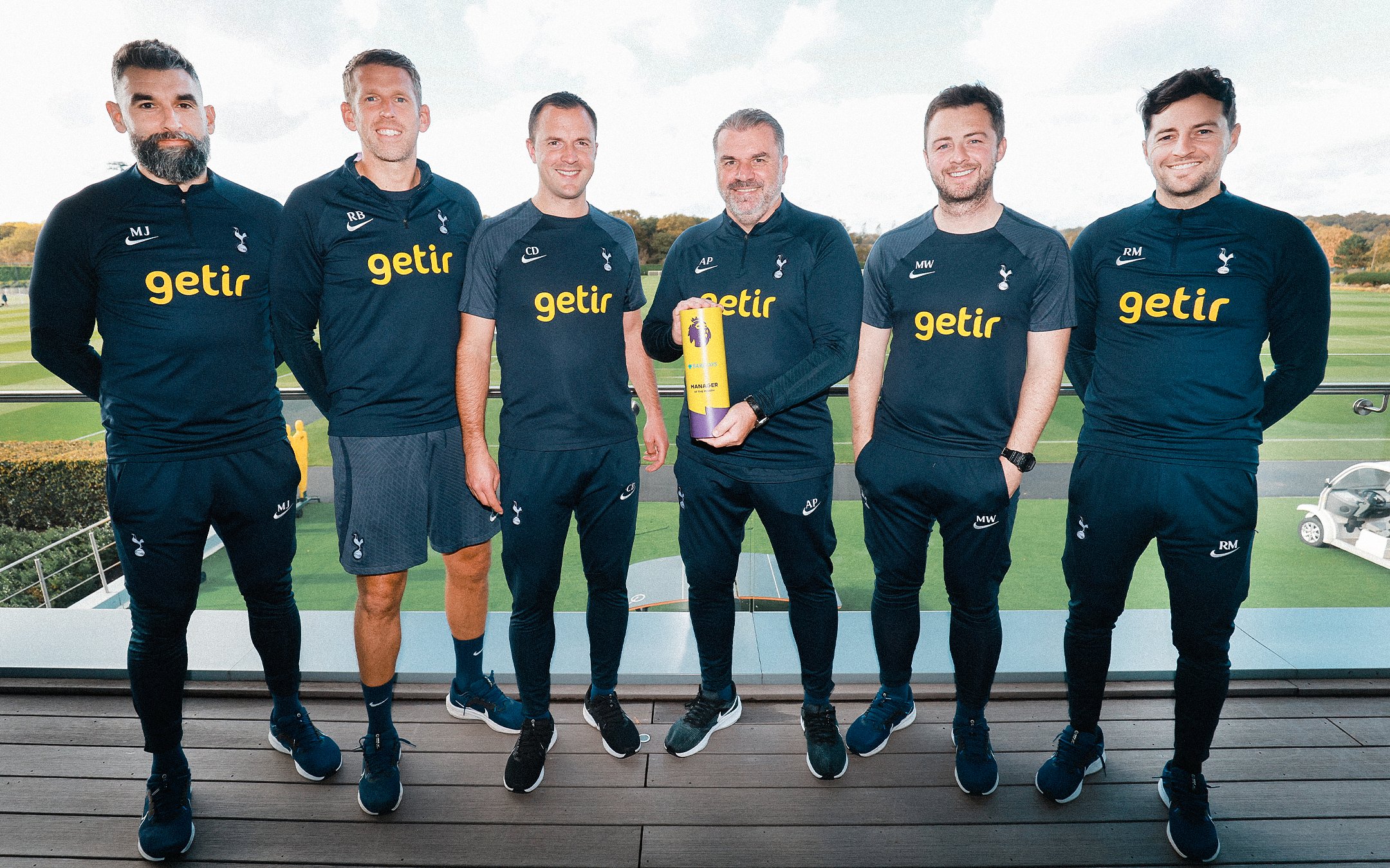 Ange Postecoglou con su cuerpo técnico