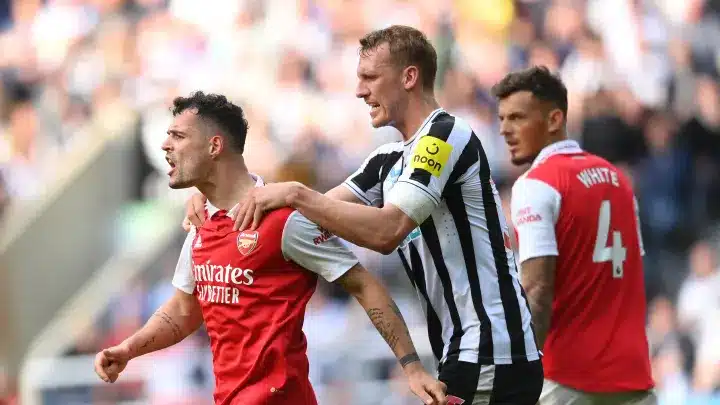Bootman tomando de los hombros a Xhaka