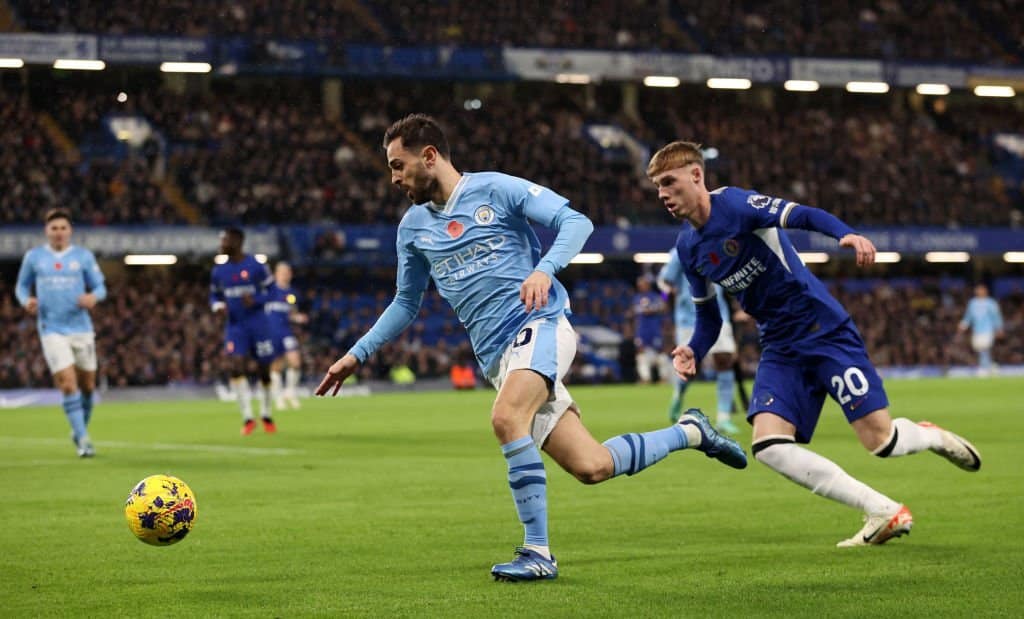 Bernardo Silva conduciendo el balón junto a Palmer
