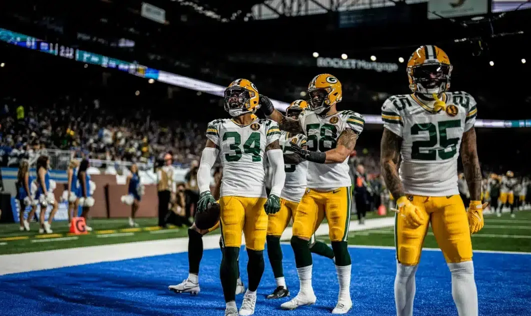 JUGADORES DE LOS PACKERS CELEBRAN UNA ANOTACIÓN
