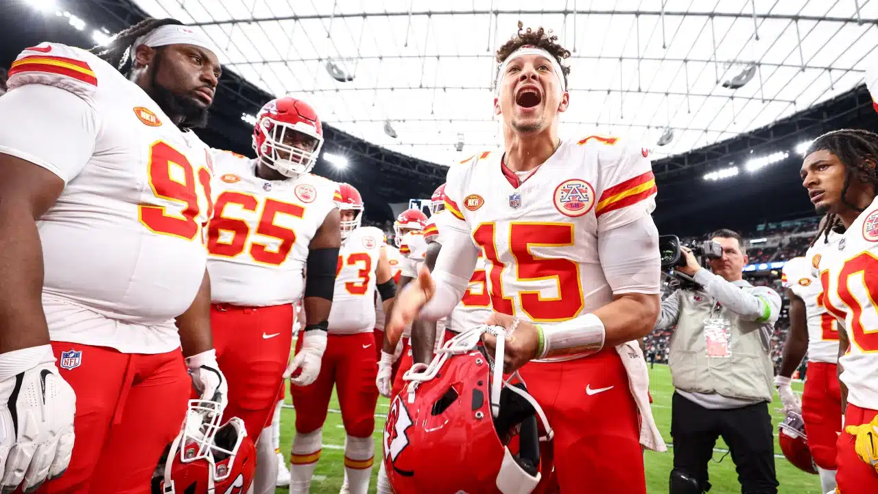 PATRICK MAHOMES MOTIVA A SUS COMPAÑEROS ANTES DE UN JUEGO DE LOS CHIEFS
