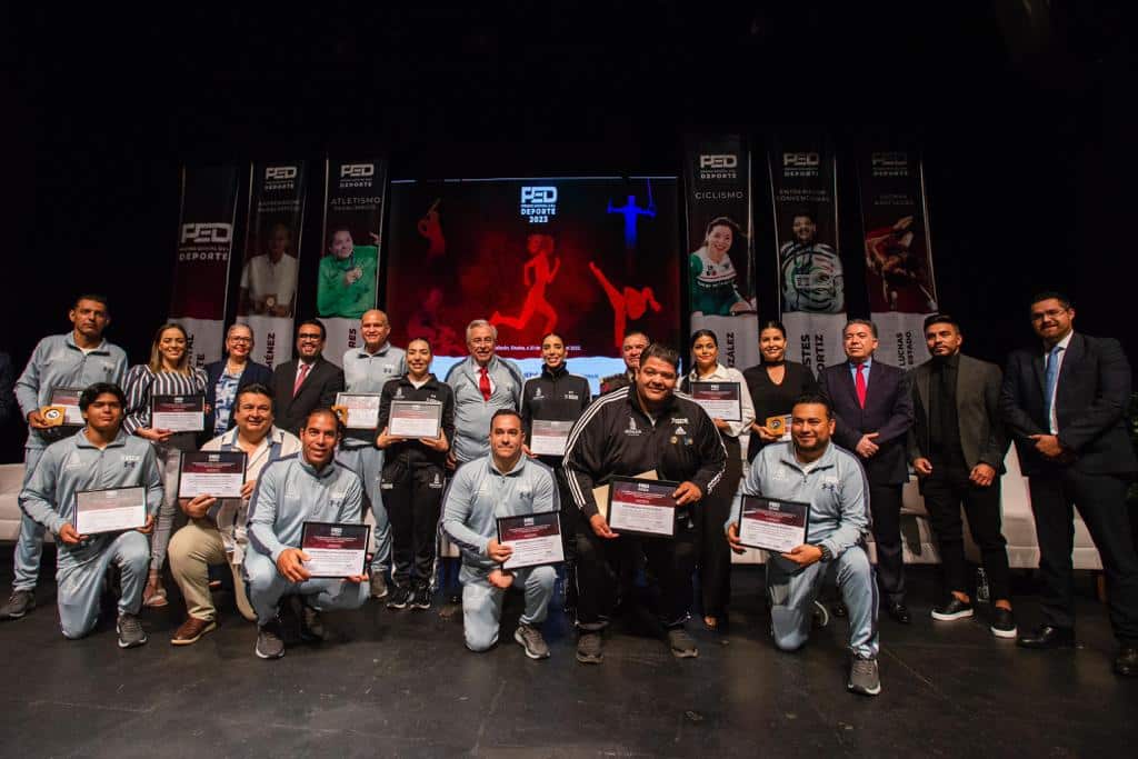 LOS GANADORES DEL PREMIO ESTATAL DEL DEPORTE POSAN PARA LA FOTO