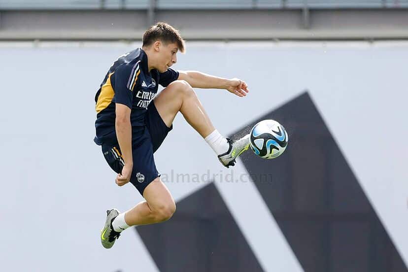 Guler en el aire dominando un pase