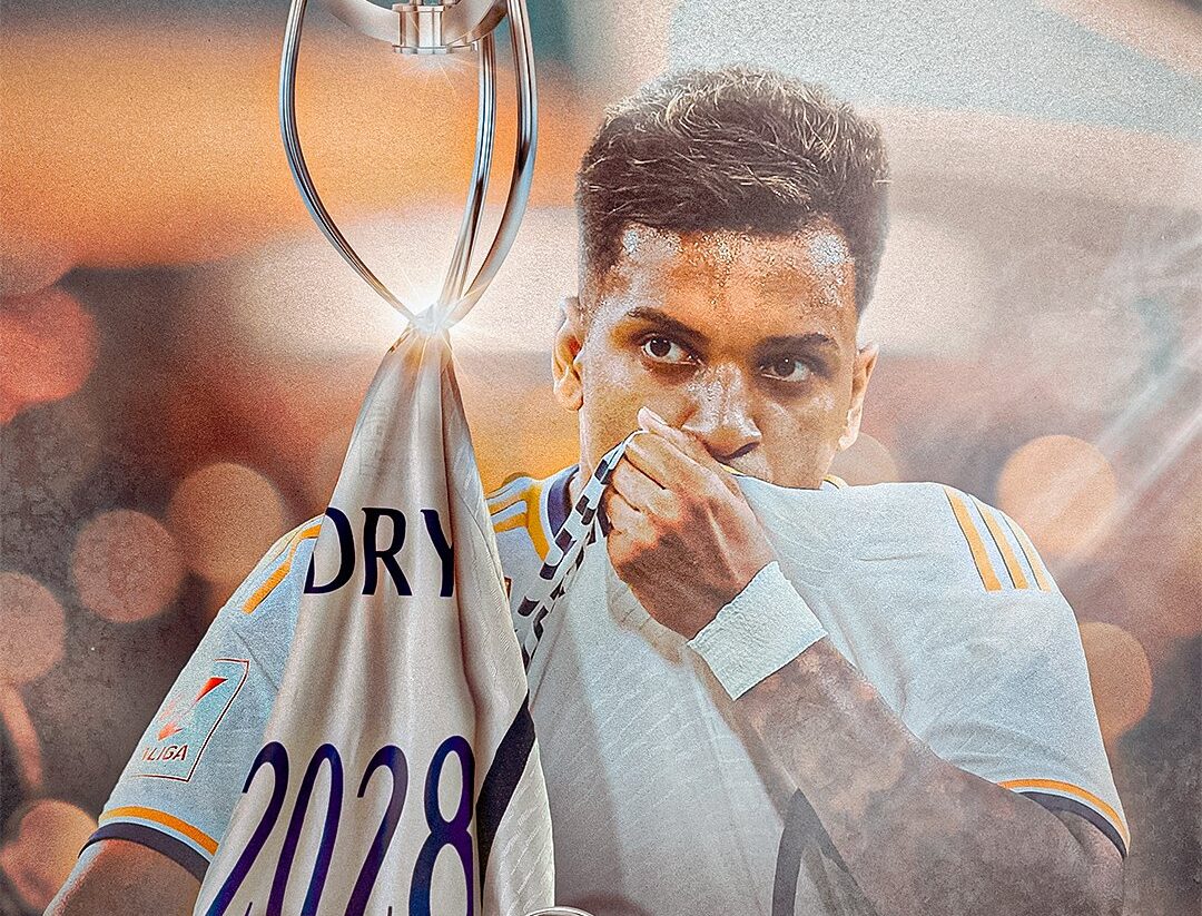Rodrygo besando el escudo del Madrid