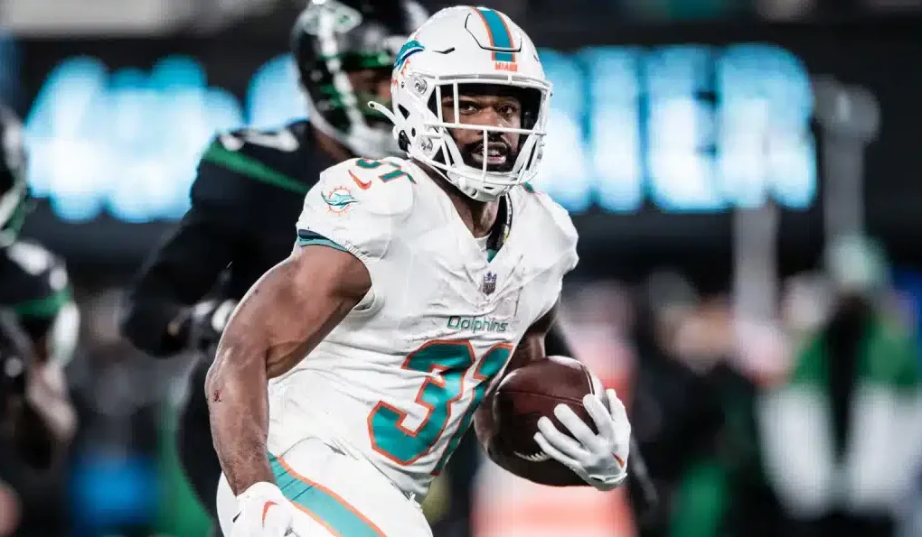 RAHEEM MOSTERT ANOTANDO UNO DE SUS 2 TOUCHDOWNS ANTE LOS JETS