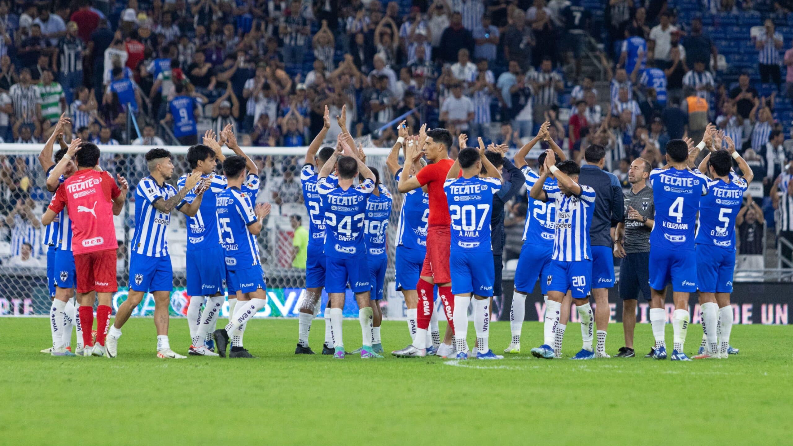 JUGADORES DE RAYADOS CELEBRAN EL TRIUNFO ANTE EL SANTOS