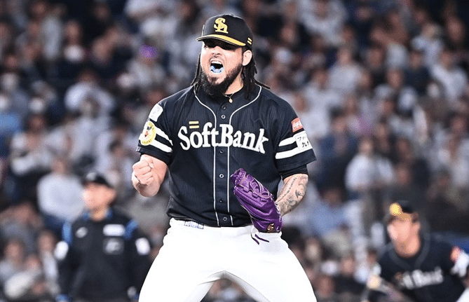 ROBERTO OSUNA, PITCHER SINALOENSE, FESTEJA LA VICTORIA