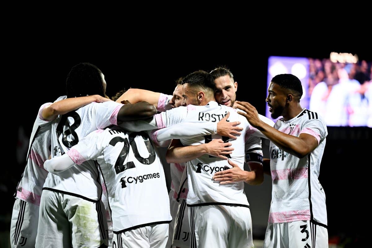 Juventus festejando la anotación de Miretti