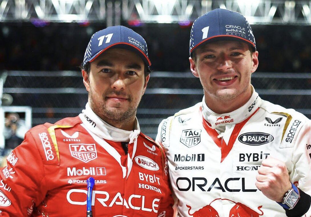 SERGIO PÉREZ A LA IZQUIERDA, Y MAX VERSTAPPEN A LA DERECHA, PILOTOS DE RED BULL