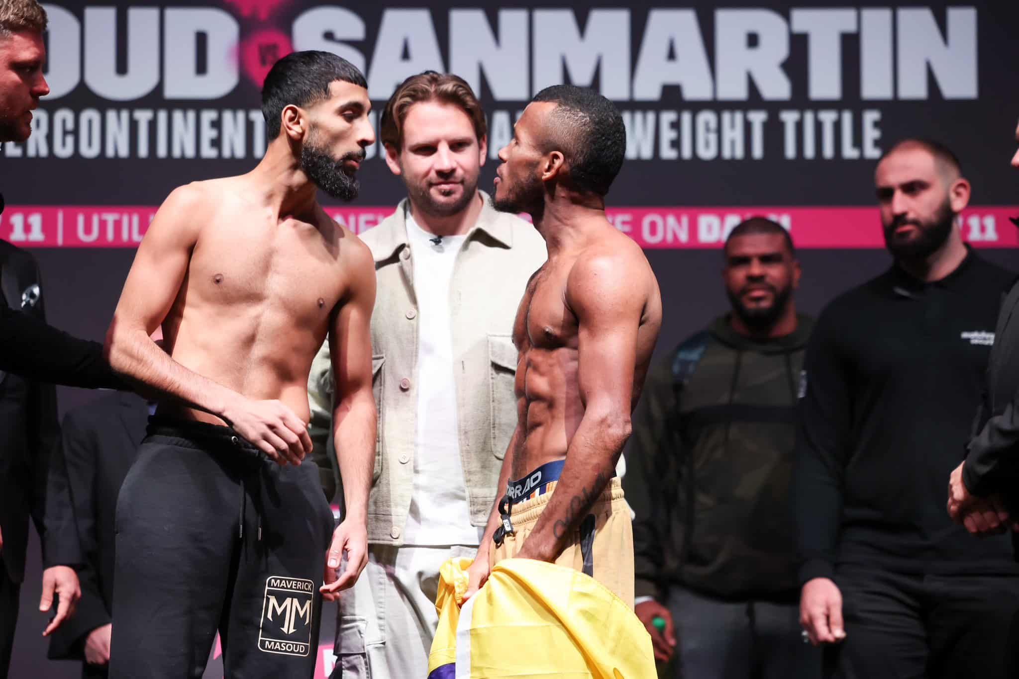 SHABAZ MASOUD Y JOSÉ SANMARTÍN SE ENCARAN LUEGO DEL PESAJE, PREVIO A SU COMBATE DE BOXEO