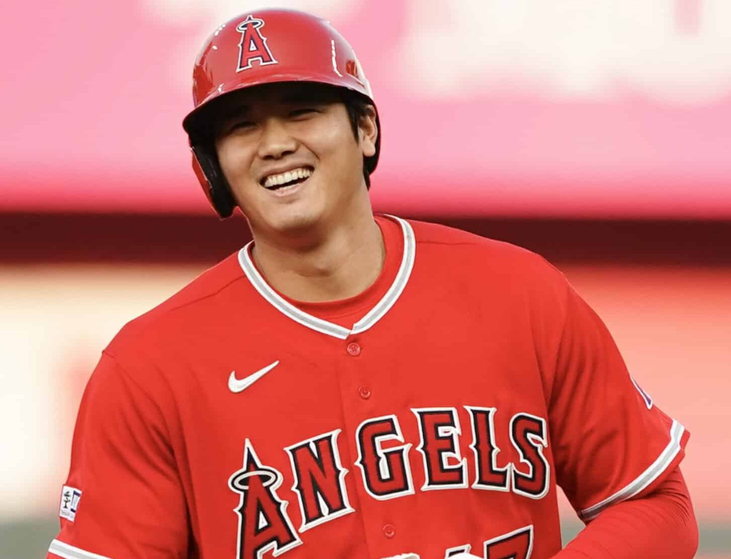 SHOHEI OHTANI DURANTE UN PARTIDO DE LOS ANGELS MIENTRAS SONRÍE