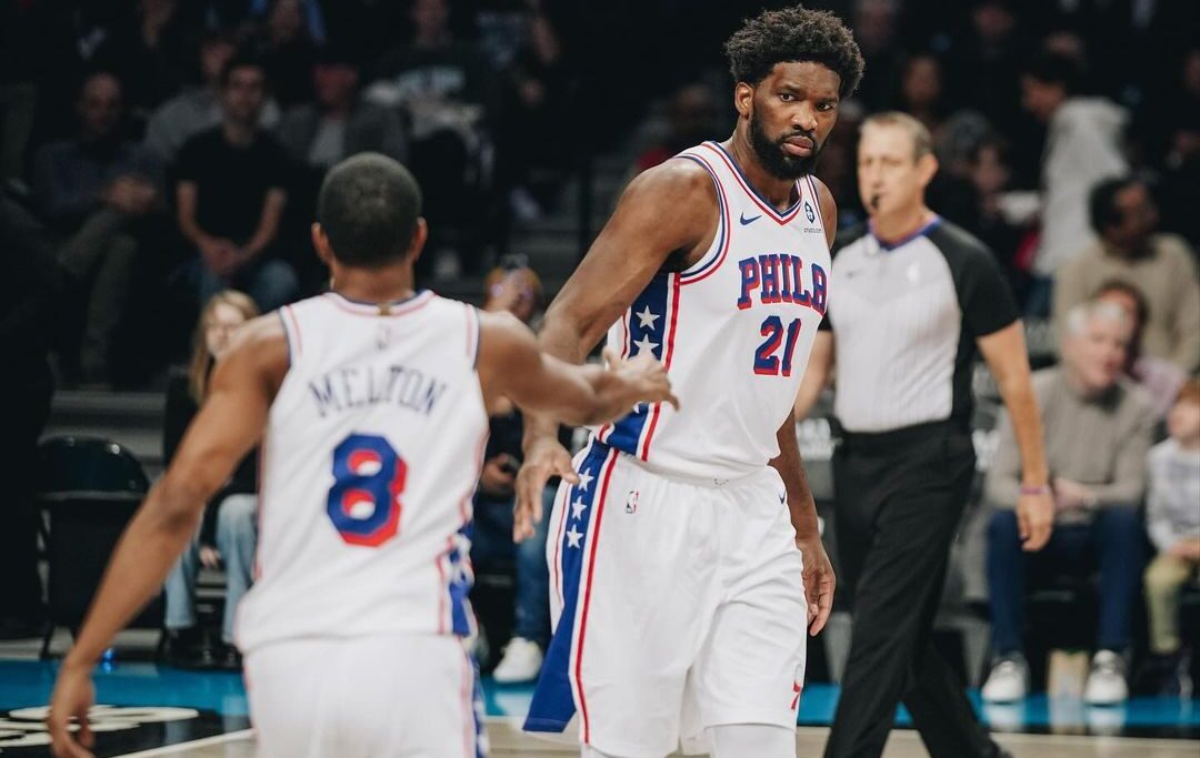 JOEL EMBIID Y DE'ANTHONY MELTON DE LOS SIXERS CELEBRAN UN TRIUNFO