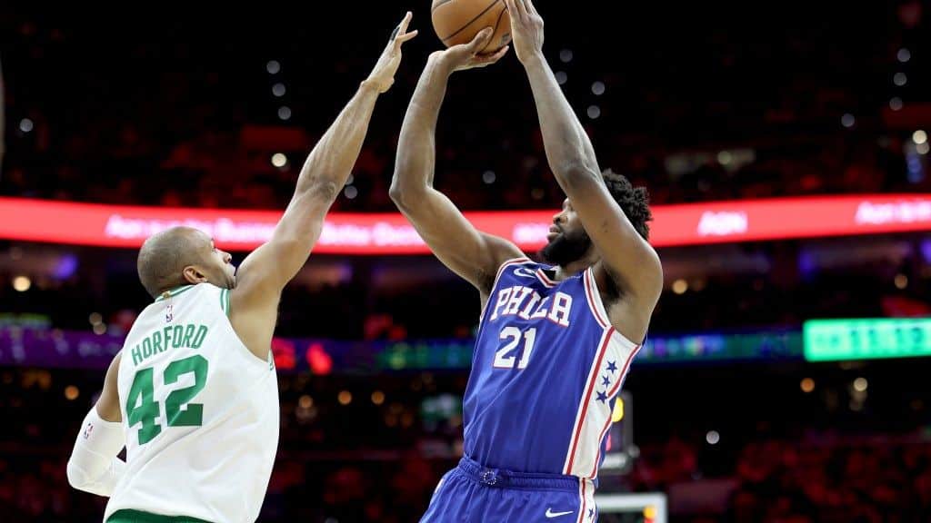 JOEL EMBIID DE LOS SIXERS HACE UN LANZAMIENTO, DEFENDIDO POR AL HORFORD DE LOS CELTICS