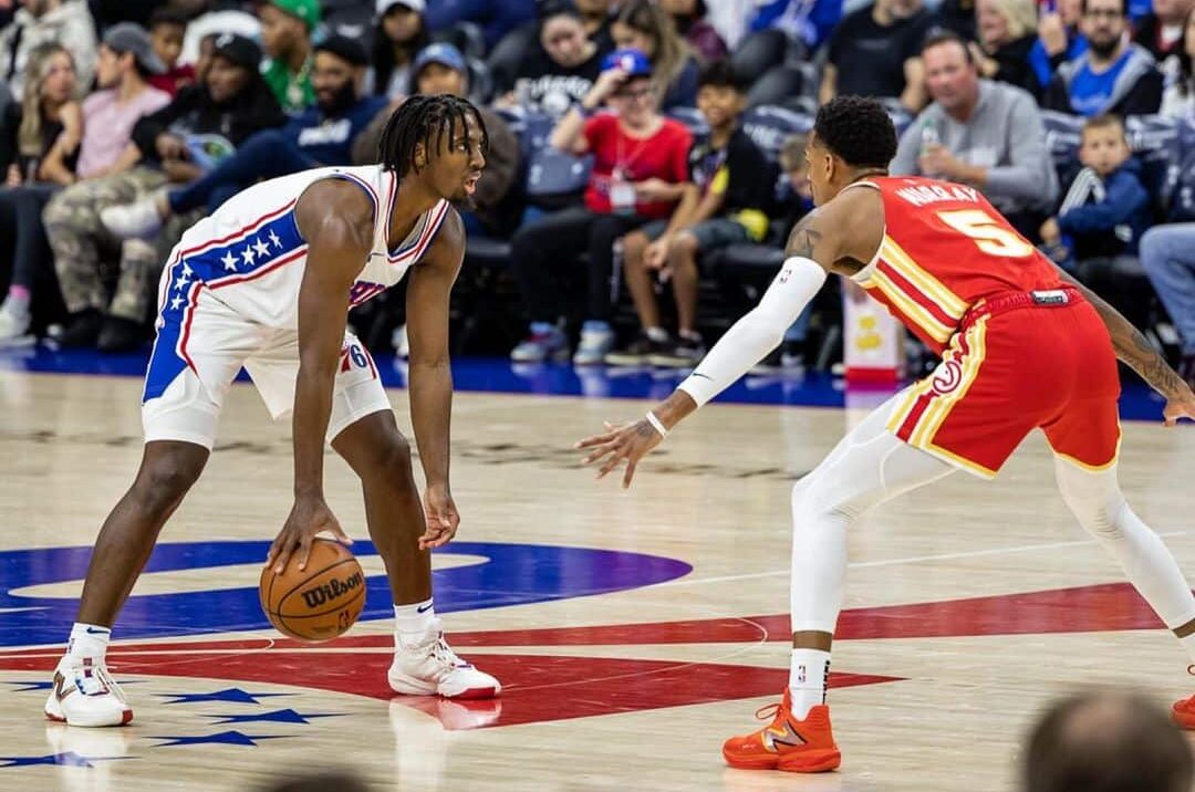 TYRESE MAXEY DE LOS SIXERS ES DEFENDIDO POR DEJOUNTE MURRAY DE LOS HAWKS
