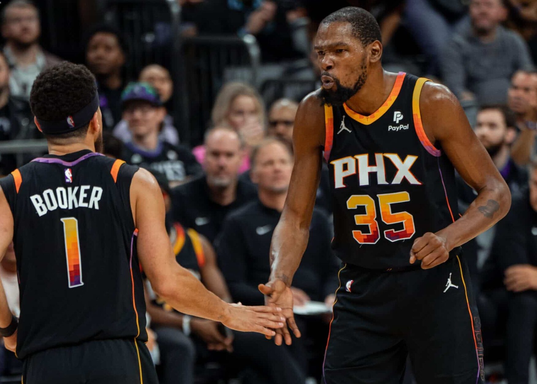DEVIN BOOKER Y KEVIN DURANT FESTEJAN UNA ANOTACIÓN CON LOS SUNS