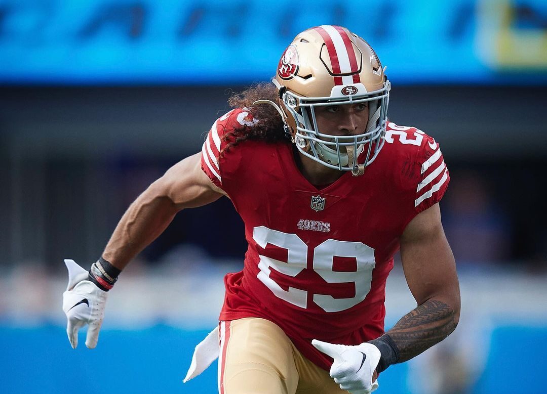 TALANOA HUFANGA DURANTE UN PARTIDO CON LOS 49ERS