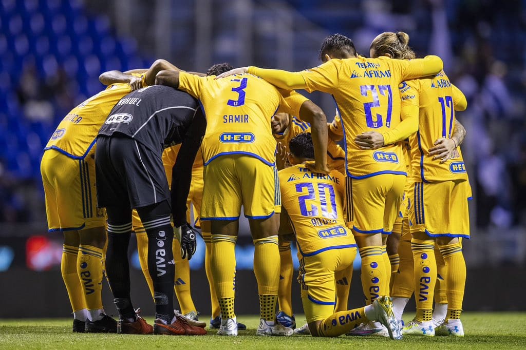 El equipo de Tigres se reúne en la cancha tras el final de la ida de cuartos en Puebla.
