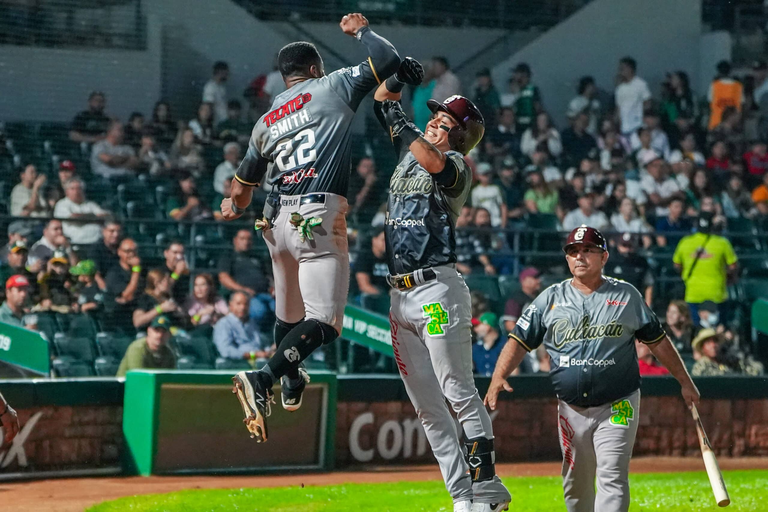 SMITH FESTEJA SU LLEGADA AL PLATO