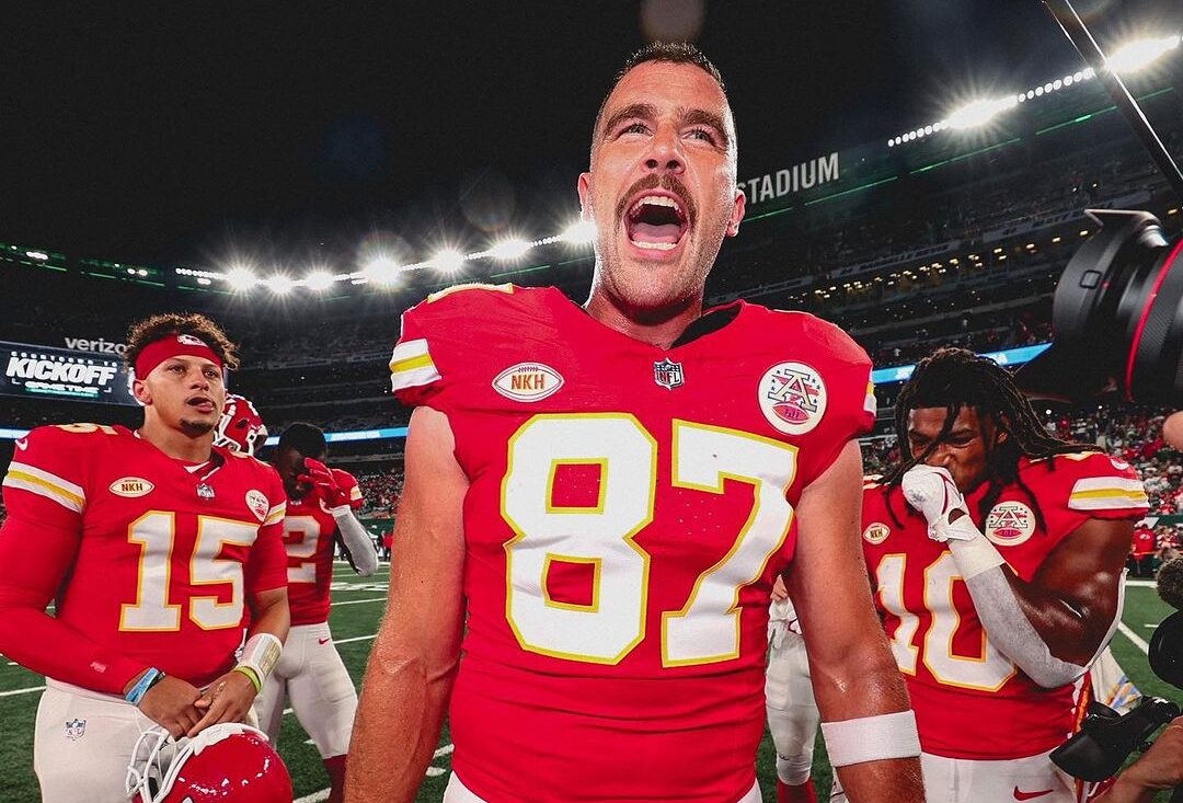 TRAVIS KELCE, ALA CERRADA DE LOS CHIEFS, SE MOTIVA ANTES DE UN JUEGO