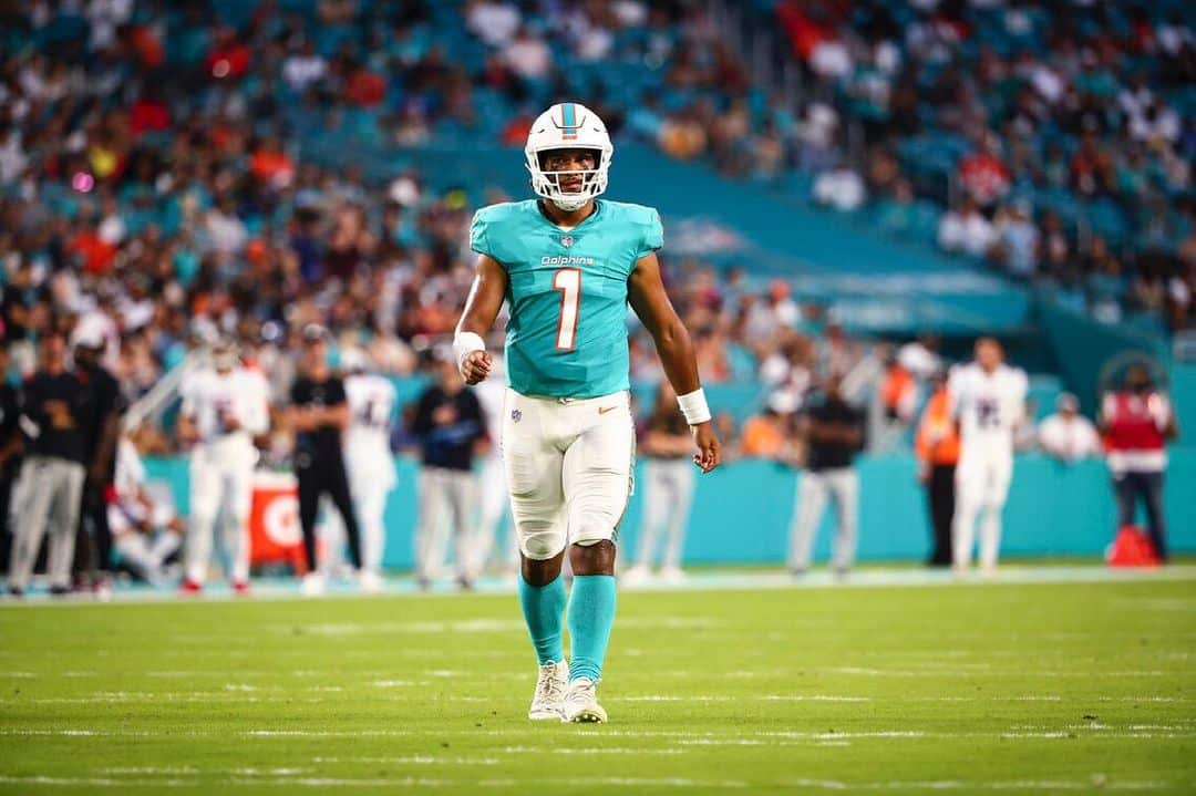 TUA TAGOVAILOA DE LOS MIAMI DOLPHINS PARADO EN EL CAMPO