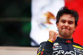 CHECO PÉREZ FELIZ CON EL FONDO DE BANDERA DE MÉXICO