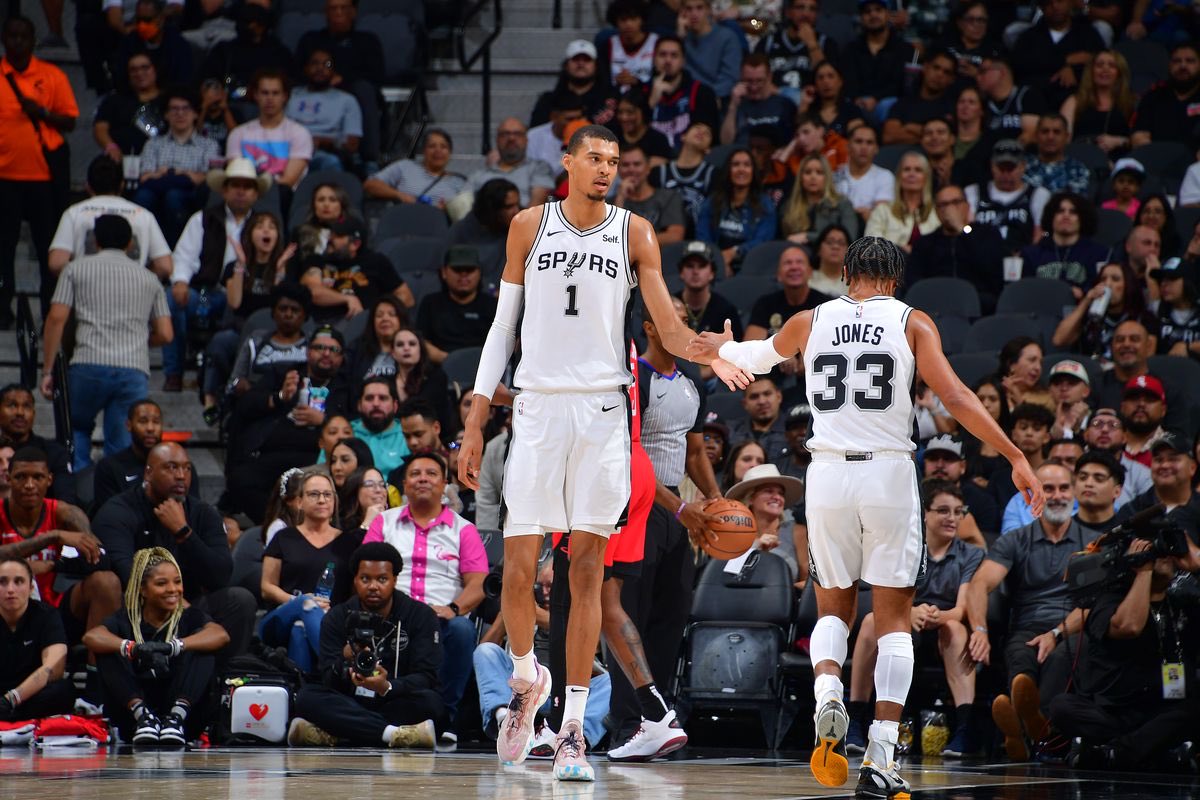 VÍCTOR WEMBANYAMA Y TRE JONES SE MOTIVAN EN UN PARTIDO DE LOS SPURS