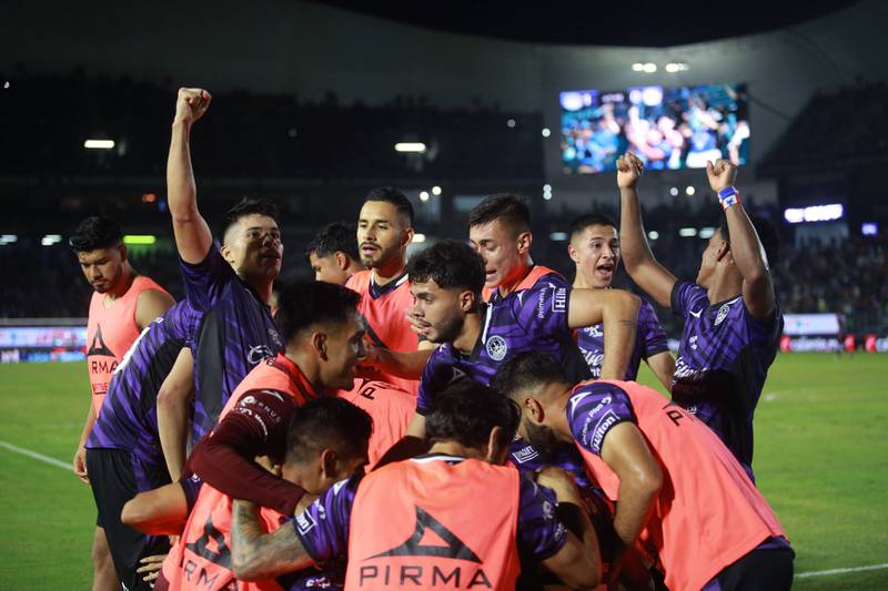 MAZATLAN FESTEJA EL GOL DE INTRIAGO