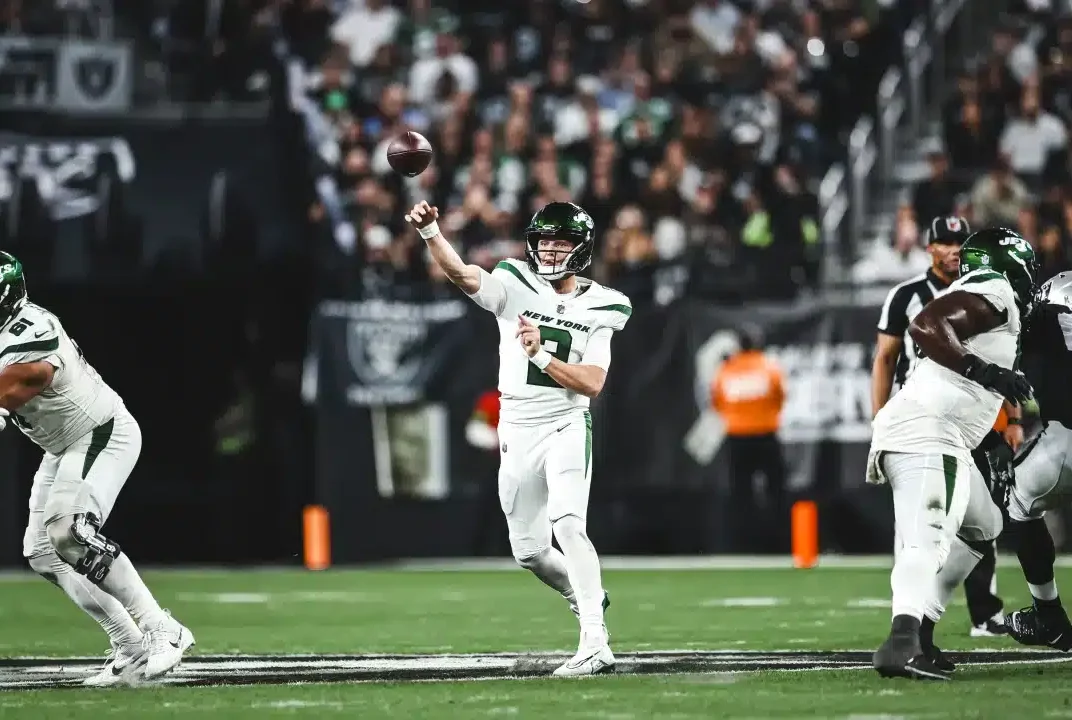 ZACH WILSON, MARISCAL DE CAMPO DE LOS JETS, LANZA UN PASE
