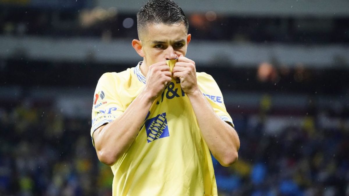 Álvaro Fidalgo besa el escudo del América.