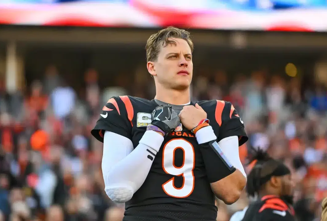 JOE BURROW, MARISCAL DE CAMPO DE LOS BENGALS CONTEMPLA EL CAMPO ANTES DE UN PARTIDO