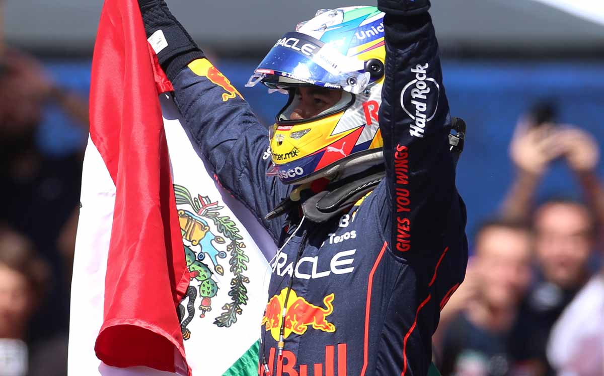 SERGIO CON LA BANDERA MEXICANA