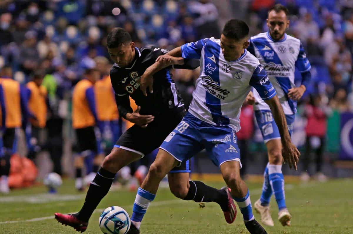 JUGADORES DE PUEBLA Y CRUZ AZUL PELEANDO EL BALÓN