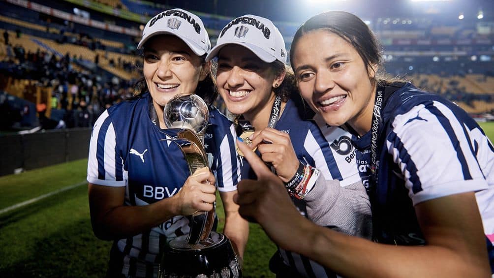JUGADORAS DE RAYADAS CON EL CETRO DE CAMPEONAS