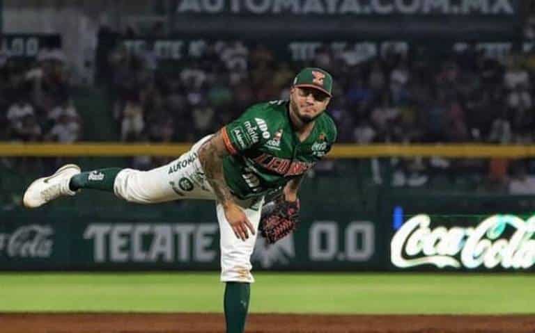 HÉCTOR VELÁZQUEZ LANZANDO CON YUCATÁN