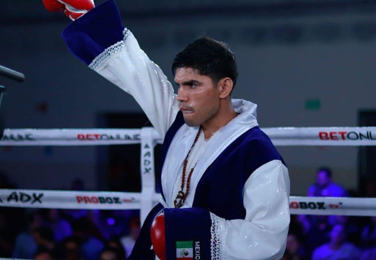 PEDRO GUEVARA LEVANTA LA MANO DERECHO AL GANAR EL COMBATE